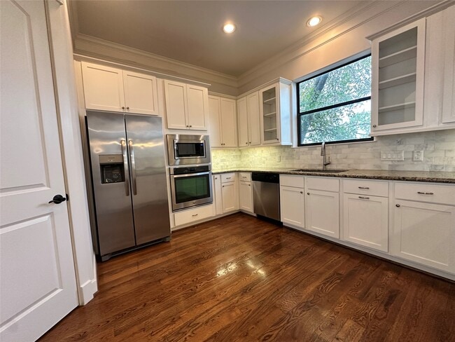 Building Photo - 615 W 27th St