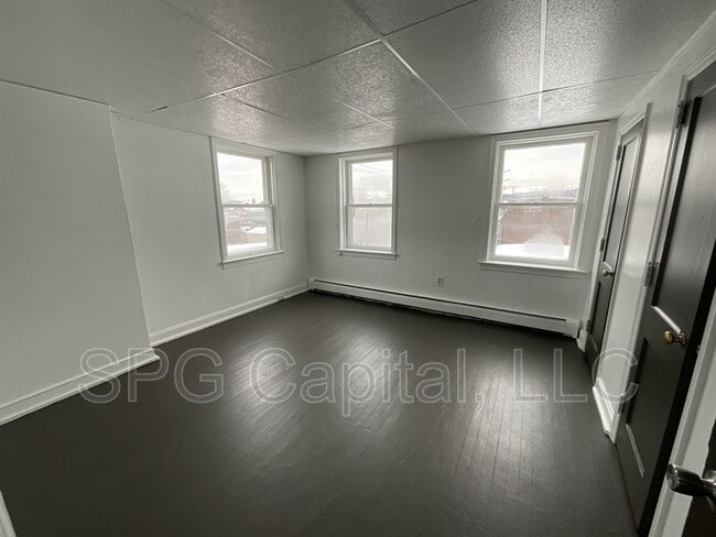 Building Photo - 500 W Market St