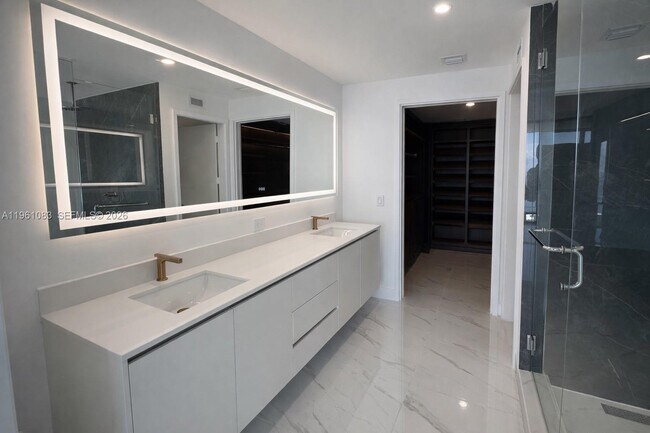 Building Photo - 700 NE 24th St