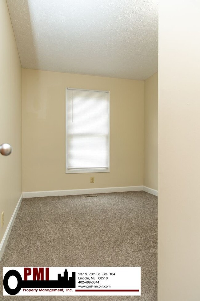 Building Photo - 3 Bedroom and 1.5 bathroom Duplex for Rent