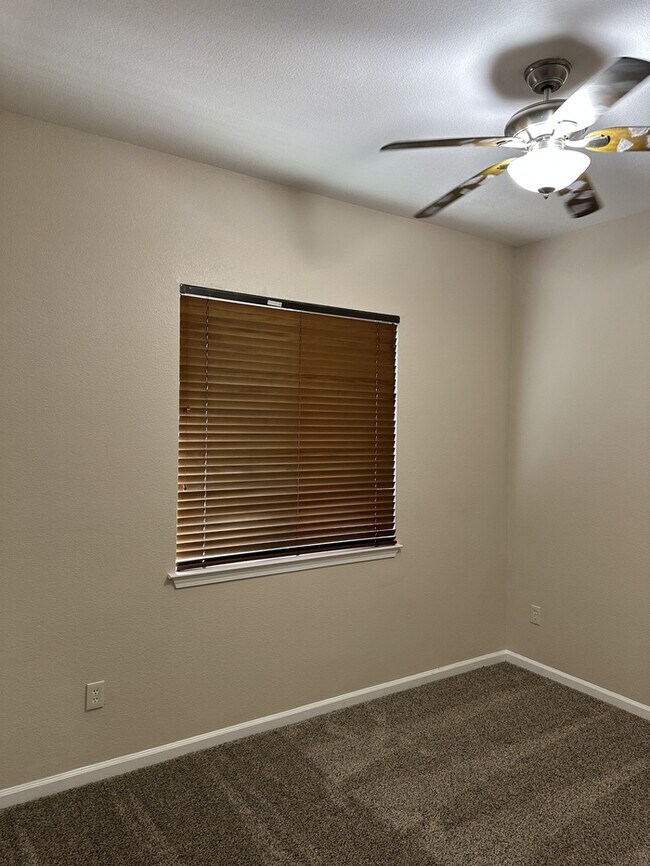 Building Photo - Weston Ranch 4 Bedroom 2.5 Bathroom Home