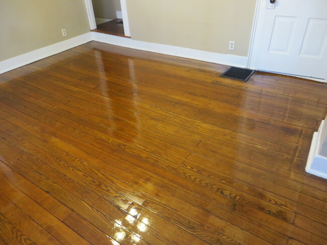 Building Photo - Two Bedroom Home with a bonus room/3rd bedroom in Historic District (Williams-Woodland Historic P...