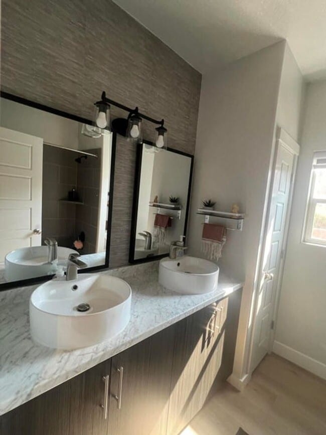 Building Photo - Stunning 4 Bedroom Home!