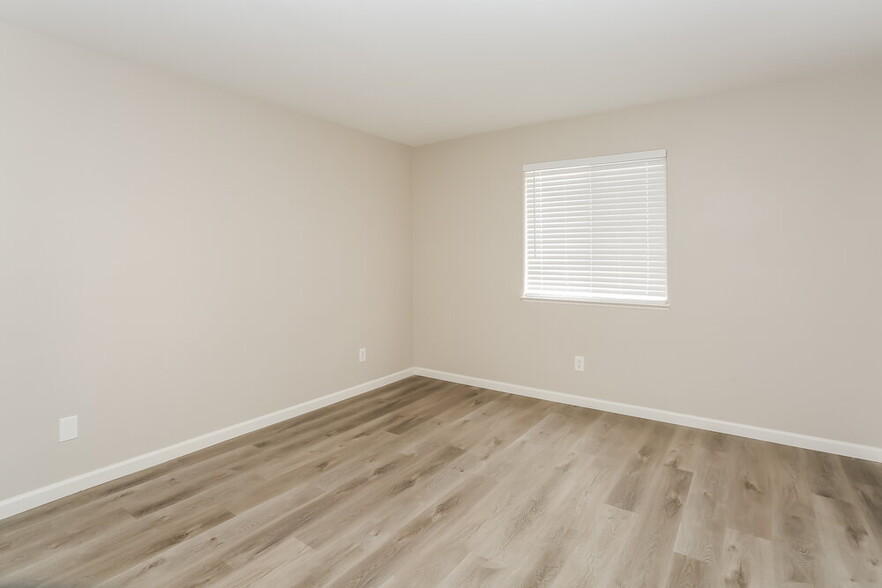 Building Photo - 6101 Bardstown Dr