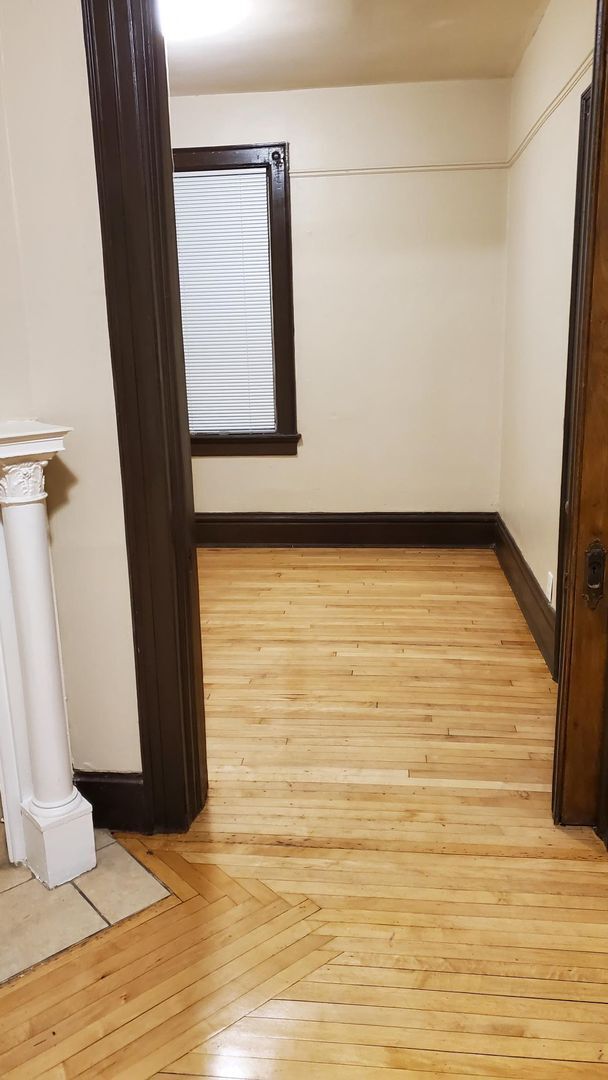 Building Photo - Remodeled & Spacious 4 Bedroom Lower Duplex in Walker's Point!