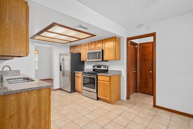 Building Photo - **Recently upgraded 4/2 pool home in Longw...