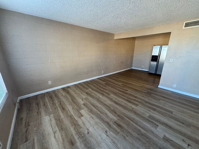Building Photo - 1 Bedroom Condo close to UNLV & The Strip