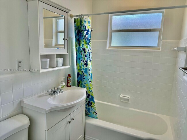 Building Photo - 301 NE 15th Ave