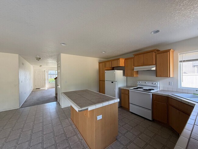 Building Photo - Spacious 4-Bedroom Rental Home in Prime Pa...