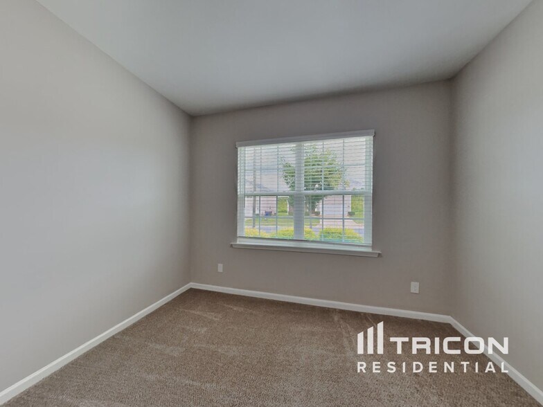 Building Photo - 1250 Aurora Glen Dr