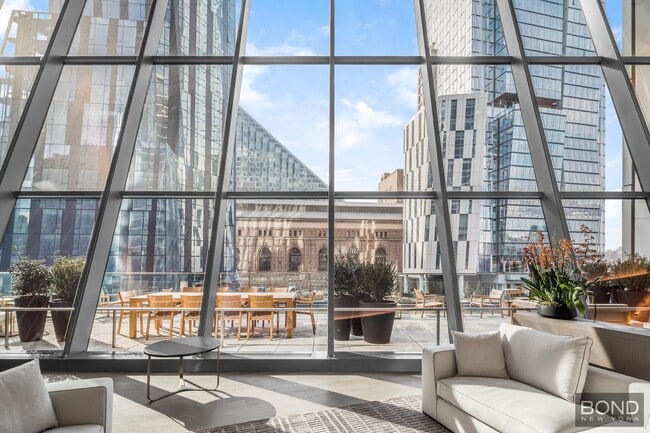 Building Photo - 635 W 59th St