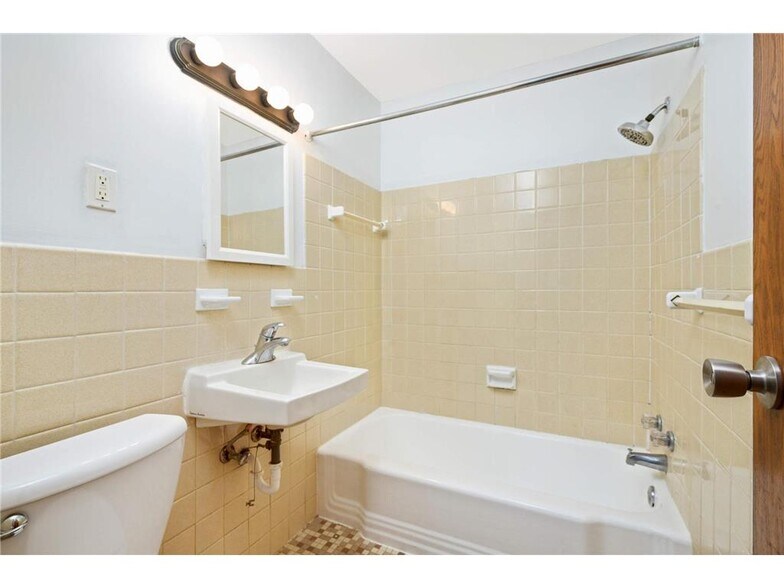 Bathroom - 15 Malcolm Ave SE
