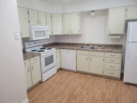 Building Photo - 743 Sioux Dr