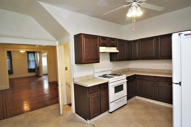 Building Photo - 2026/2027 JHU Off-Campus 3bd/1ba Rowhouse  w/ W/D & rear yard! -Available 6/9/26