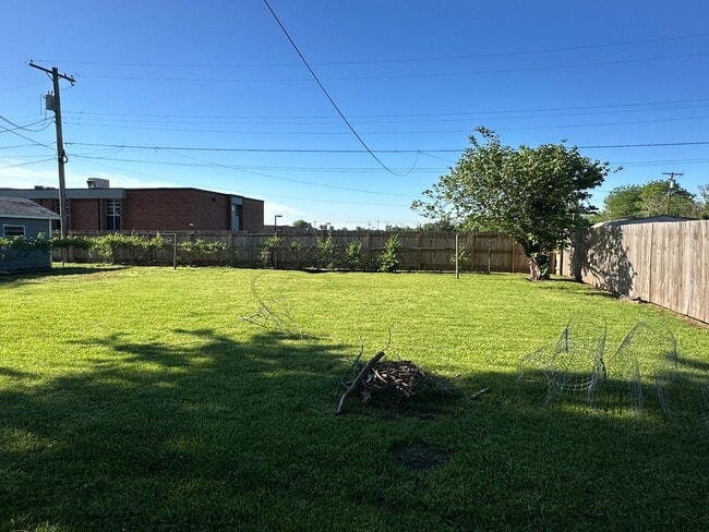 Building Photo - Well Maintained and Updated Home Near the ...