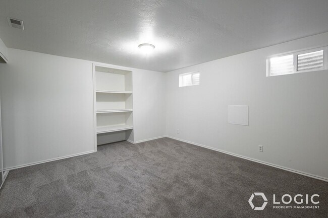 Building Photo - 1911 Cecelia Cir