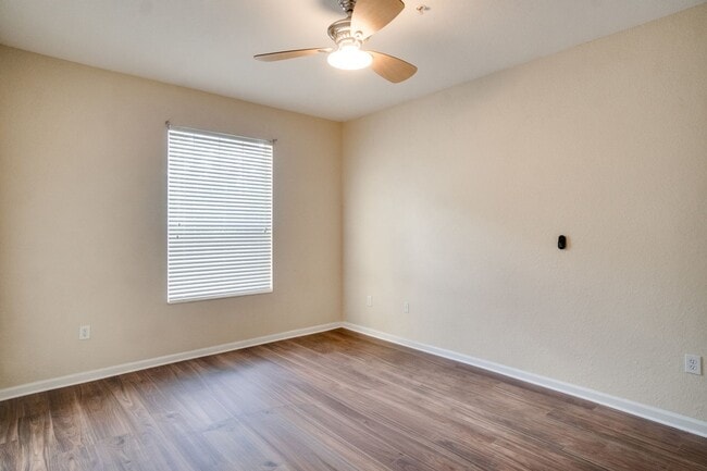 Building Photo - Cute 3/2 Condo in Horizons at Vista Lakes (Gated) with Updated Flooring and Front Parking Space