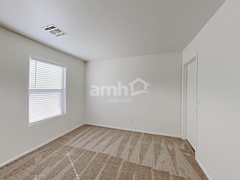 Building Photo - 5030 E Dale Ln