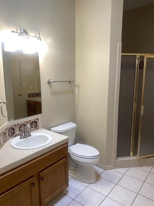Building Photo - Cute townhome conveniently located in Nort...