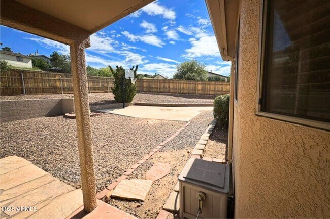 Building Photo - 9431 Serpentine Ln