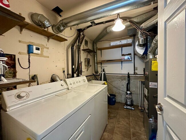 Building Photo - Fully Furnished 4 bedroom 2 bath home is Englewood Available NOW!!