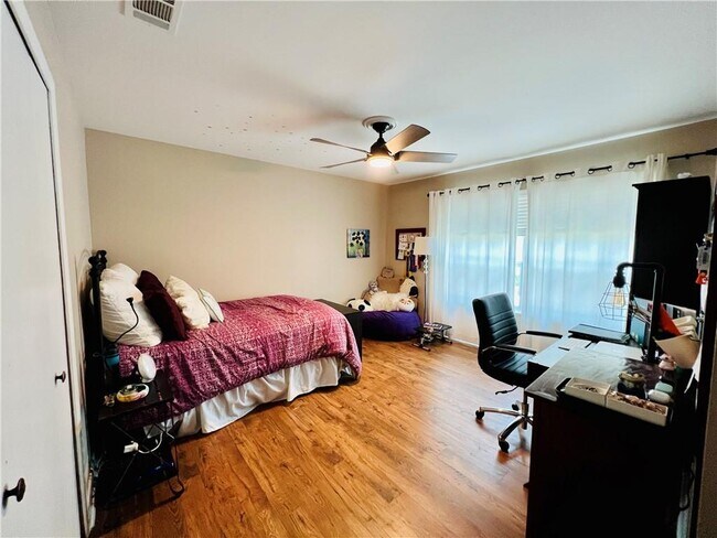 Building Photo - 4004 Hyridge Dr