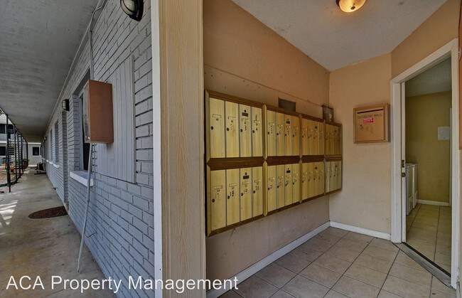 Building Photo - 2 br, 1 bath Apartment - 400 Linda Drive
