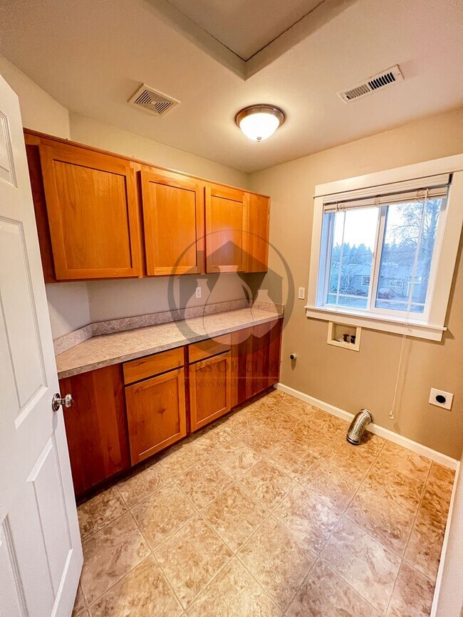 Building Photo - Luxurious Spacious Keizer Home -