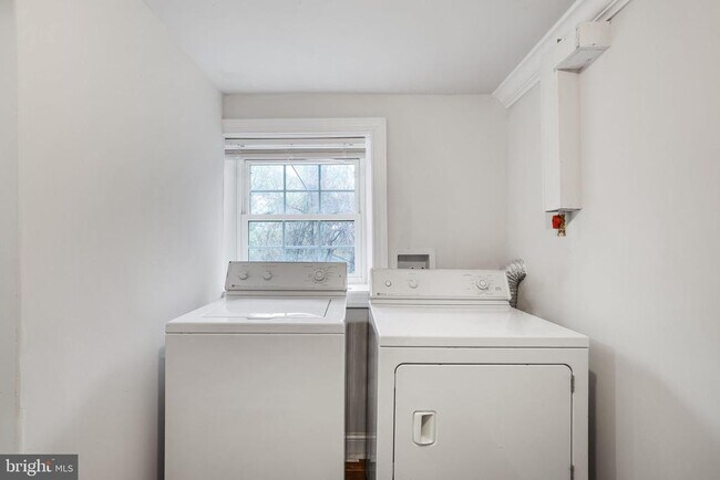 Building Photo - 3158 Westover Dr SE