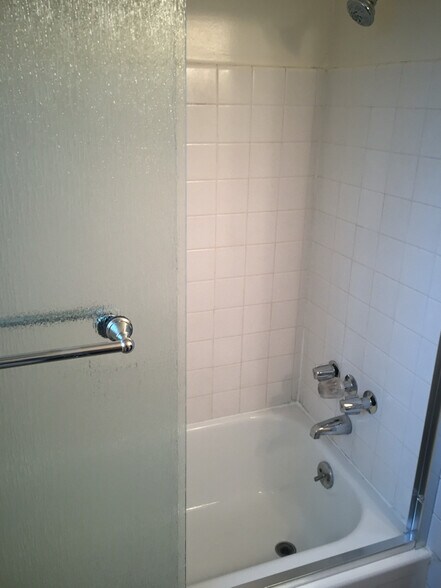 Building Photo - 620 Queen Ave SE