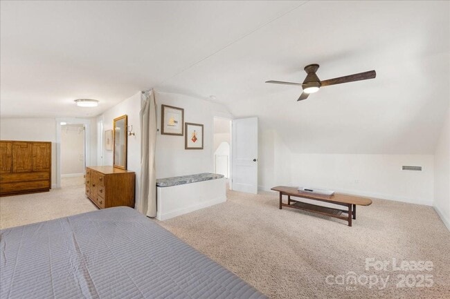 Building Photo - 5712 Oak Dr