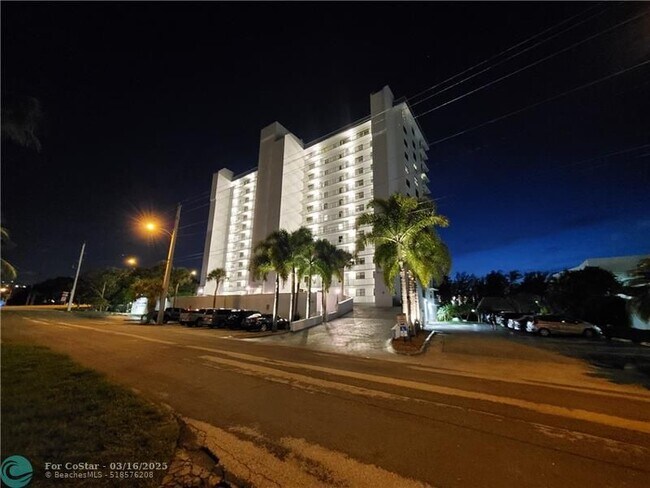 Building Photo - 1401 N Riverside Dr