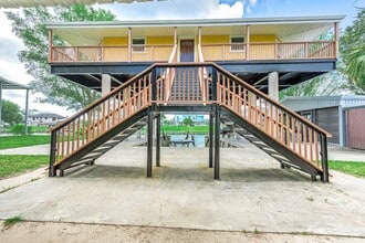 Building Photo - 302 Palm Dr