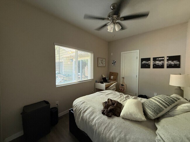 Building Photo - 7BD/4BA w/ Driveway Parking and Backyard!