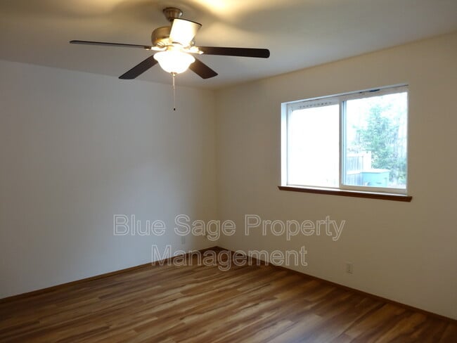 Building Photo - 906 E Bryson Ave