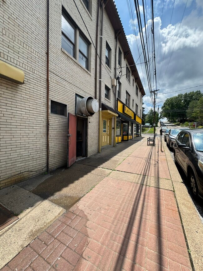 Building Photo - 2905 Glenmore Ave