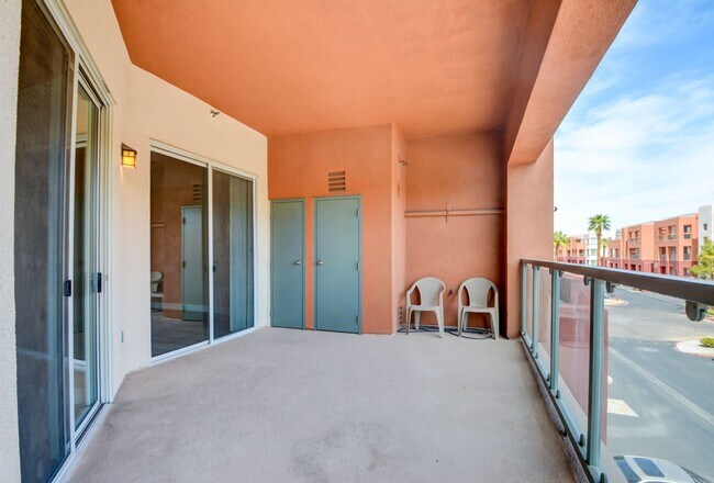 Building Photo - Park Avenue Mid Rise Condo. All HOA Amenities.