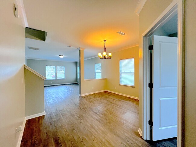 Building Photo - 291 Ranlo Ave