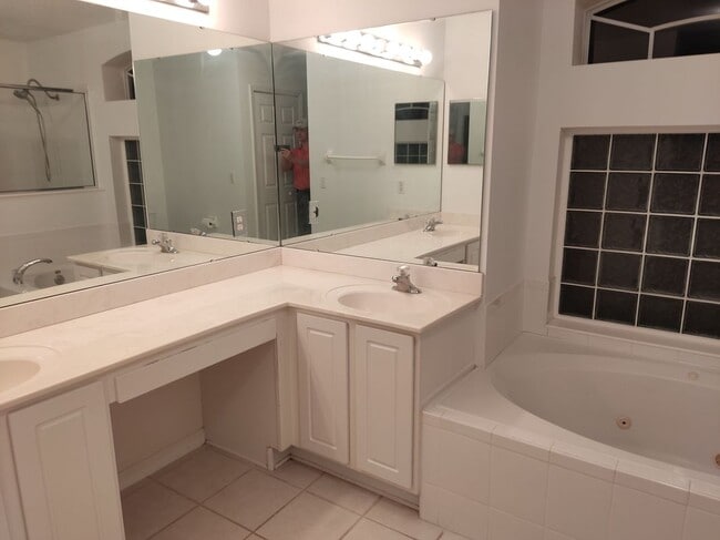 Building Photo - 17 Ziegler Pl