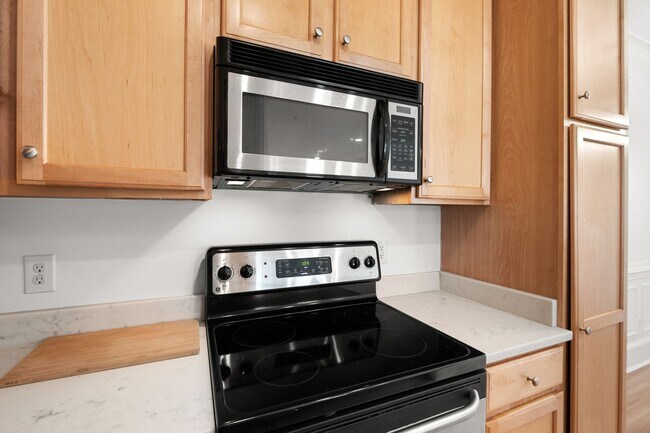 Building Photo - **Application Pending** Freshly Updated 2BR/2BA Condo - Minutes to North Hills