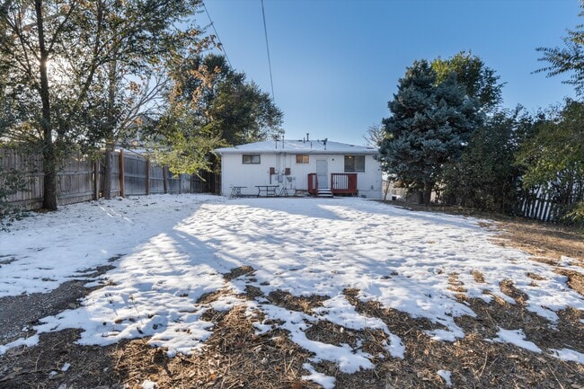 Building Photo - 718 Stuart St