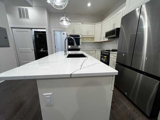 Building Photo - 4819 Main St