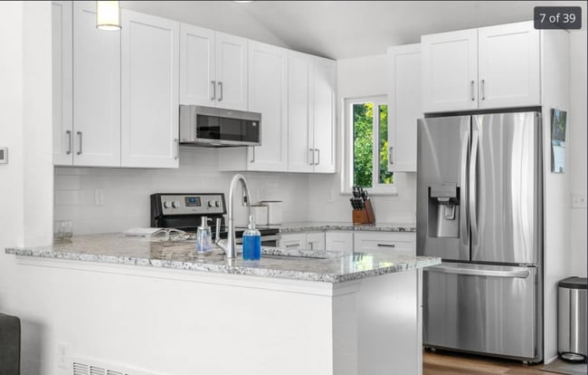 Building Photo - 6604 S Dahlia Cir