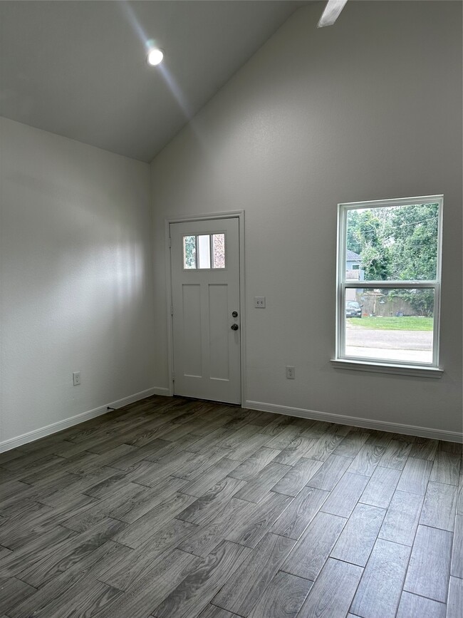 Building Photo - 16686 E Lynbrook