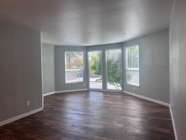 Building Photo - Spacious 1 Bedroom with Tons of Light, High Ceilings & Full Size Washer/Dryer Inside
