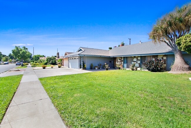 Building Photo - 1545 E 21st St