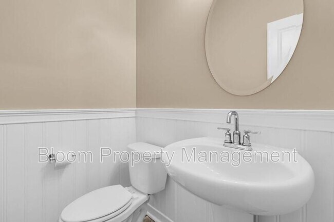 Building Photo - 450 Carrara Dr