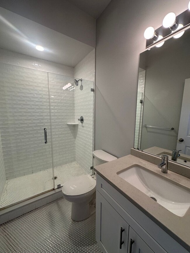 Building Photo - Beautifully Renovated 4 Bed/ 3.5 Bath With Rooftop!