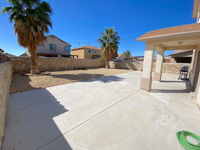 Building Photo - Northeast El Paso 4 bed with Refrig A/C ac...