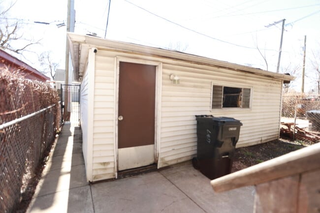 Building Photo - 637 W 59th St